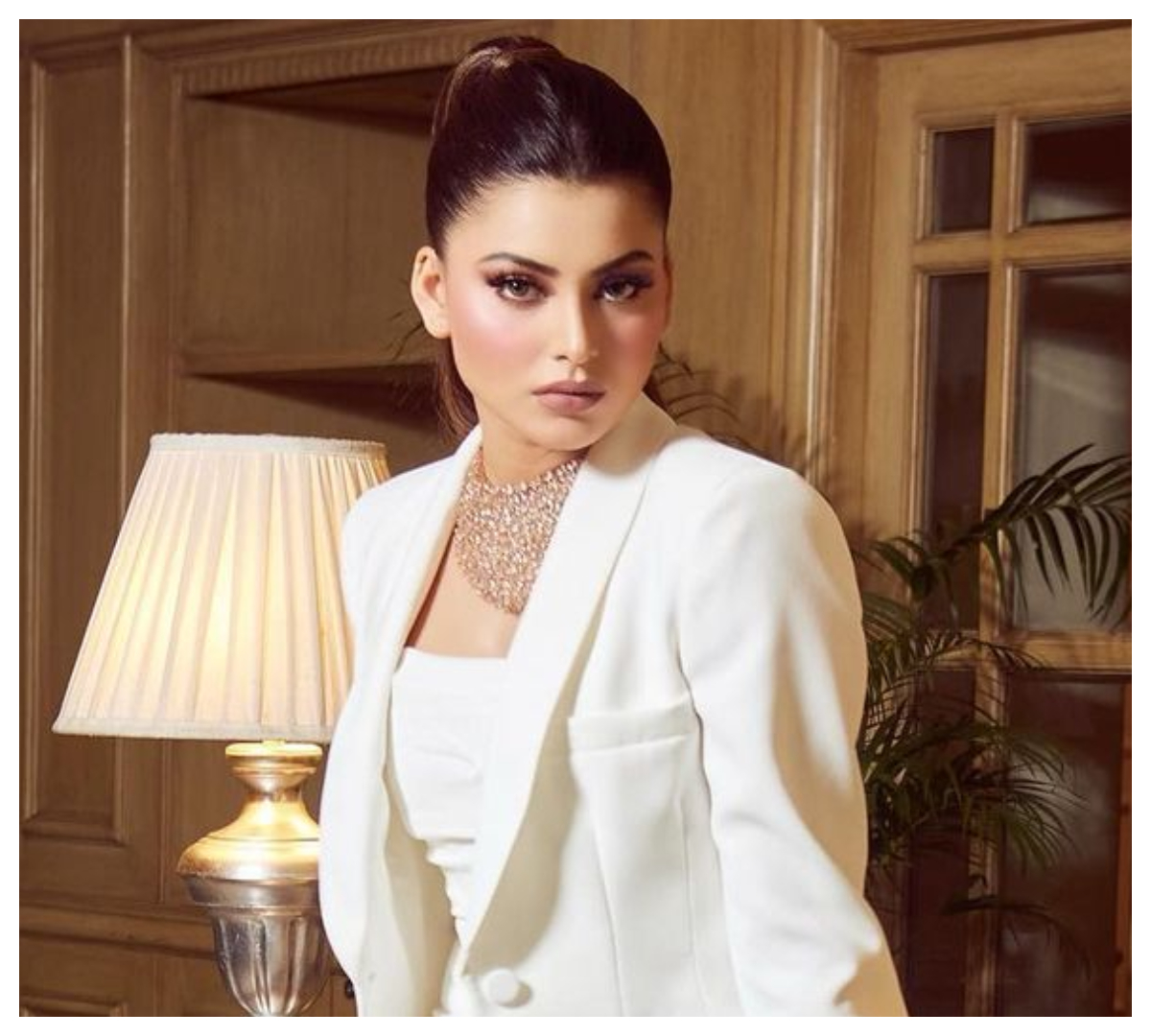 Urvashi Rautela | మ‌త్తెక్కించే చూపుల‌తో పిచ్చెక్కిస్తున్న ఊర్వ‌శి రౌటేలా..