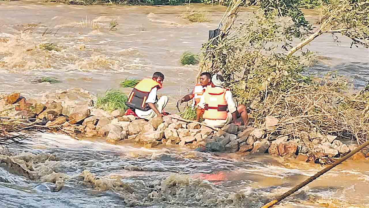 చేపల వేటకు వెళ్లి వాగులో చిక్కి