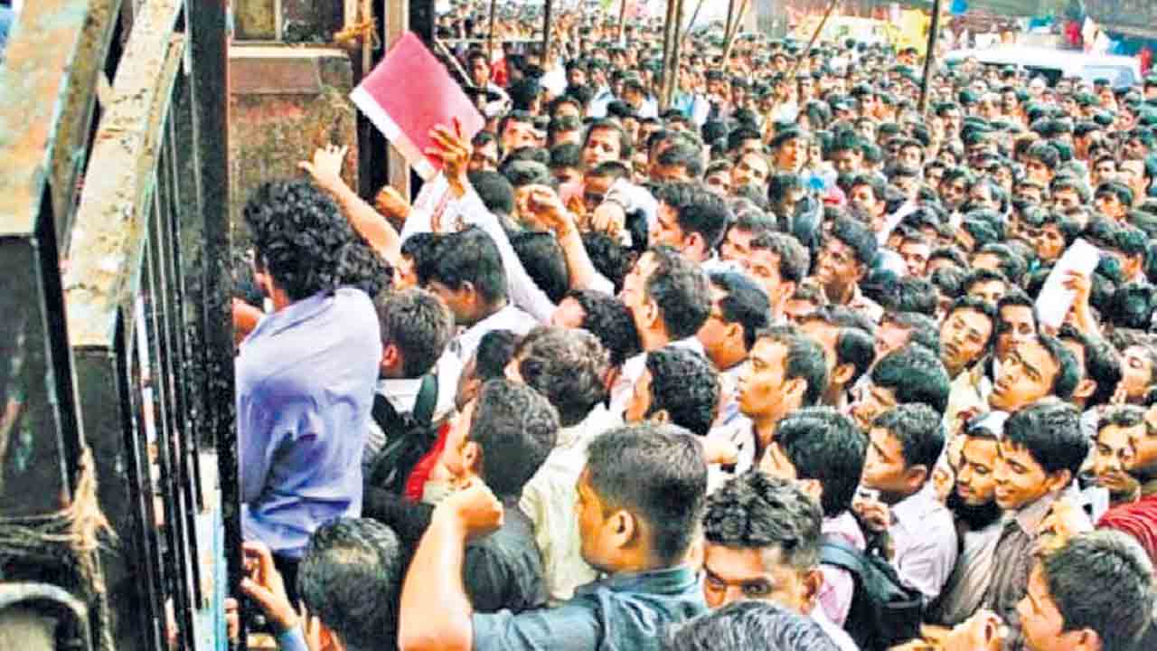 1.3 కోట్ల ఉద్యోగాలు గాయబ్‌