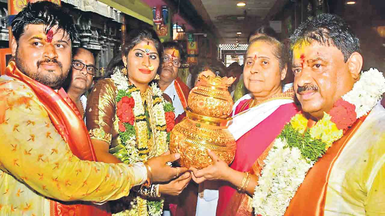 దుర్గమ్మకు బంగారు బోనం