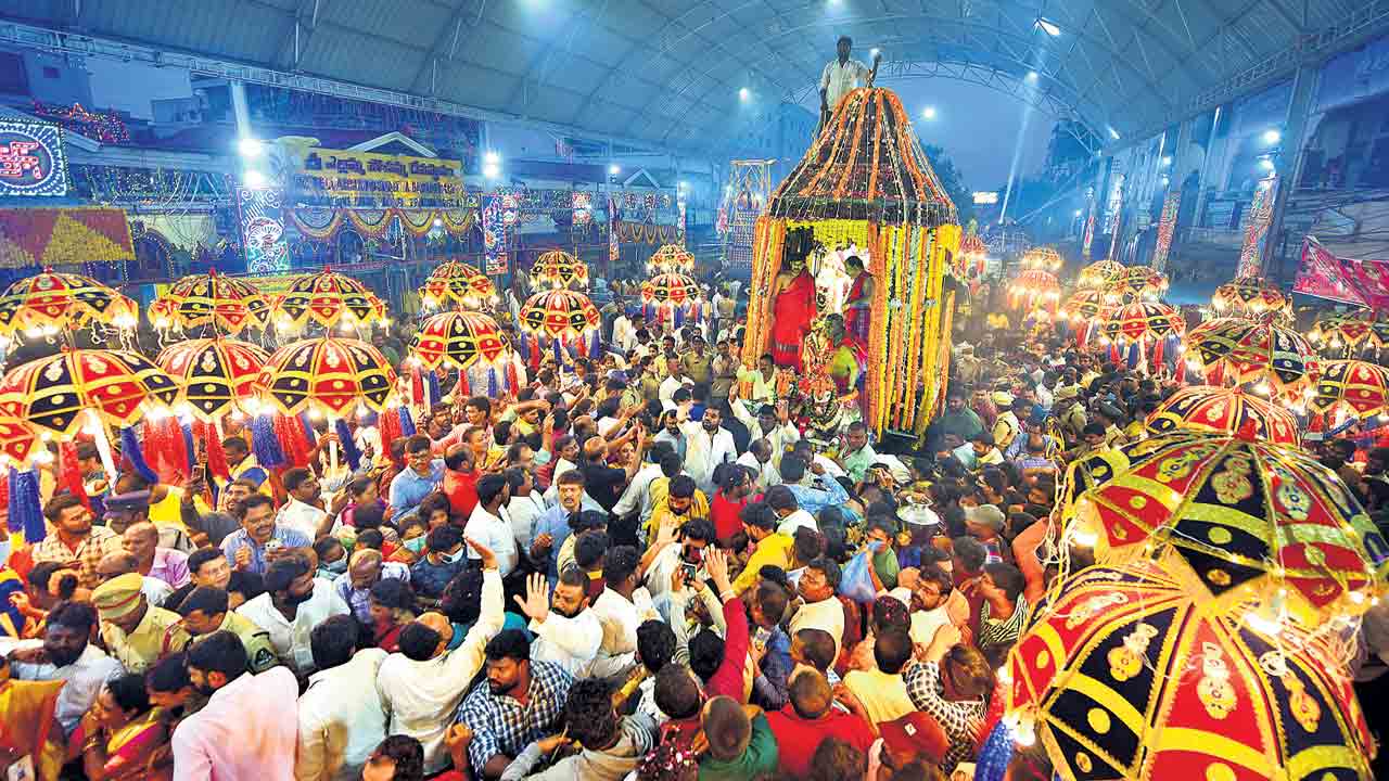 కన్నుల పండువగా ఎల్లమ్మ రథోత్సవం