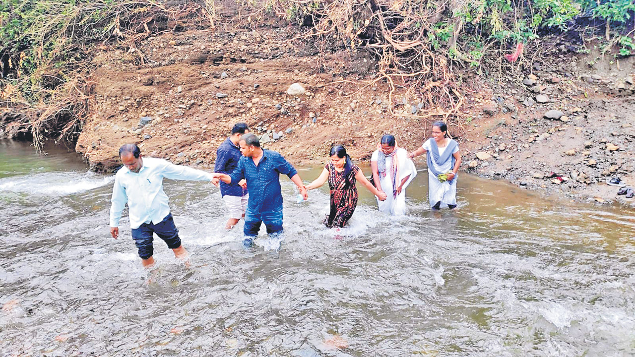 ఆదివాసీల వైద్యం కోసం..