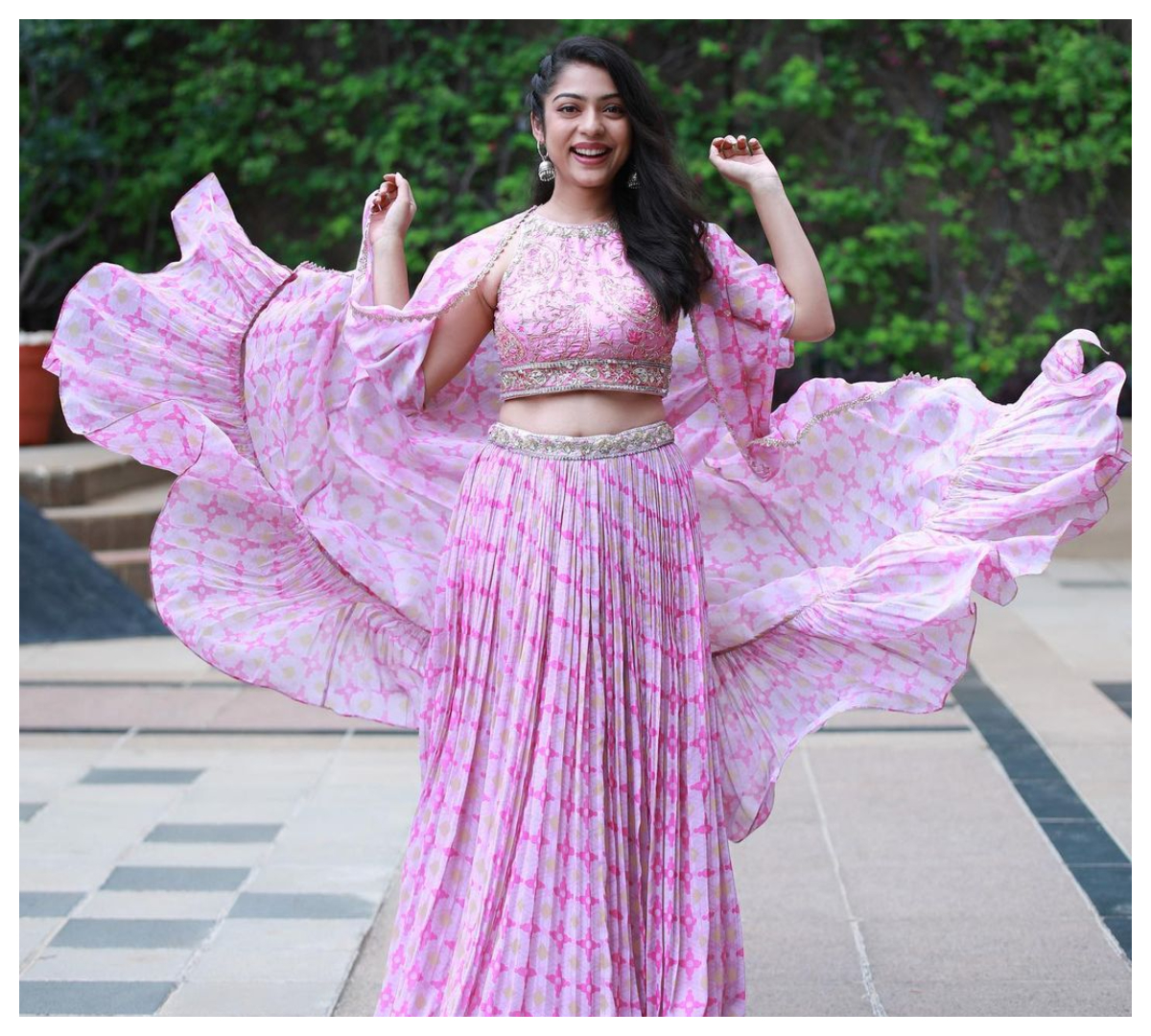 Varsha Bollamma | గులాబీ డ్రెస్‌లో గుబాళిస్తున్న వర్ష బొల్లమ్మ..