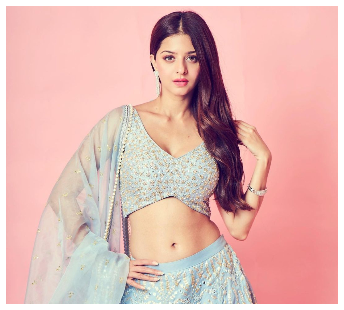 Vedhika | హాఫ్ శారీలో అందాలొలికిస్తున్న వేదిక..