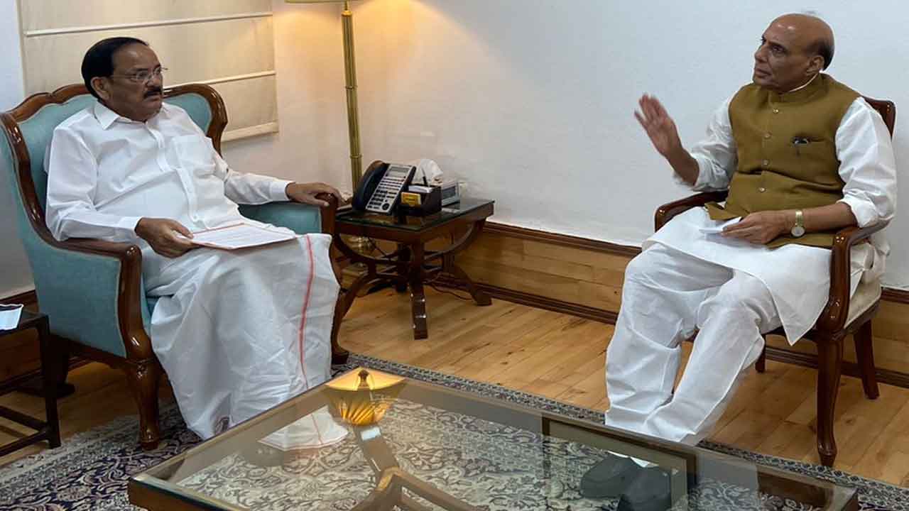 ఏపీలో కేంద్ర ప్రభుత్వ సంస్థల పురోగతిపై వెంకయ్య సమీక్ష