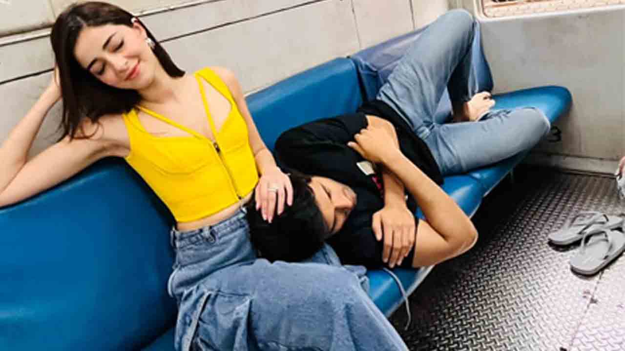 Vijay Local Train | లోక‌ల్ ట్రైన్ జ‌ర్నీ..అనన్య ఒడిలో విజ‌య్ దేవ‌ర‌కొండ‌