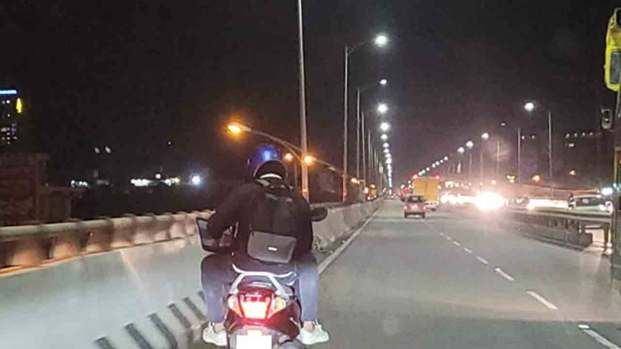 Viral Photo | బైక్‌పై వెళ్తూ ల్యాప్‌టాప్‌లో వర్క్ చేస్తున్న వ్యక్తి.. ఫొటో వైరల్