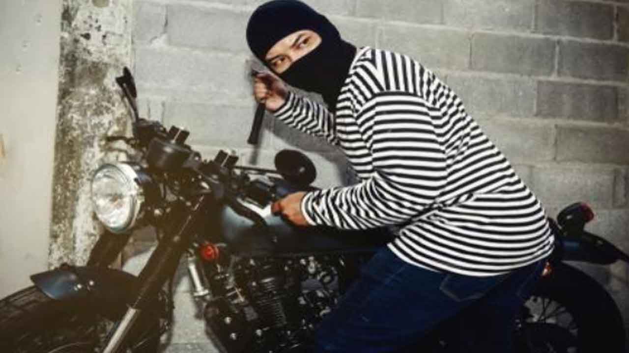 కొట్టేసిన బైక్‌ను యజమానికే అమ్ముతూ అడ్డంగా బుక్కయ్యాడు..