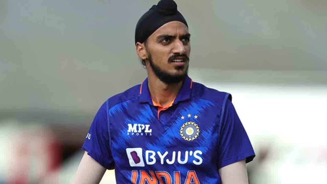 WI vs IND | ఏం చెయ్యాలో తనకు బాగా తెలుసు.. యువపేసర్‌పై భువీ ప్రశంసలు