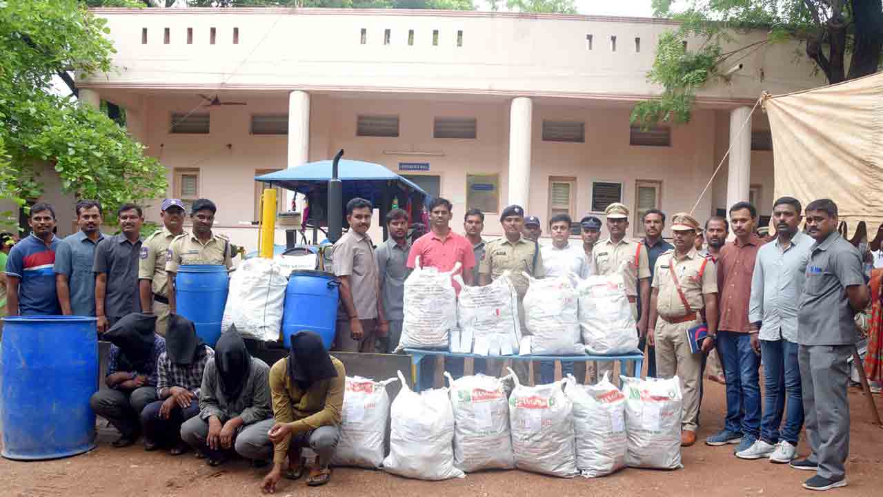 నలుగురు గంజాయి స్మగ్లర్ల అరెస్ట్‌