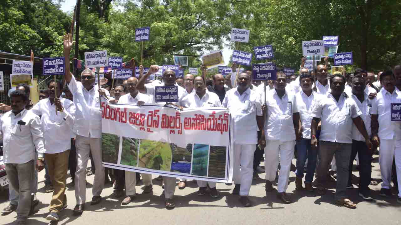 రోడ్డెక్కిన మిల్లర్లు