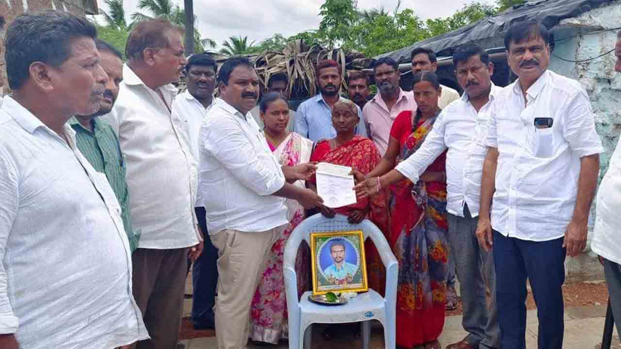 కార్యకర్తల కుటుంబాలకు టీఆర్‌ఎస్‌ అండ