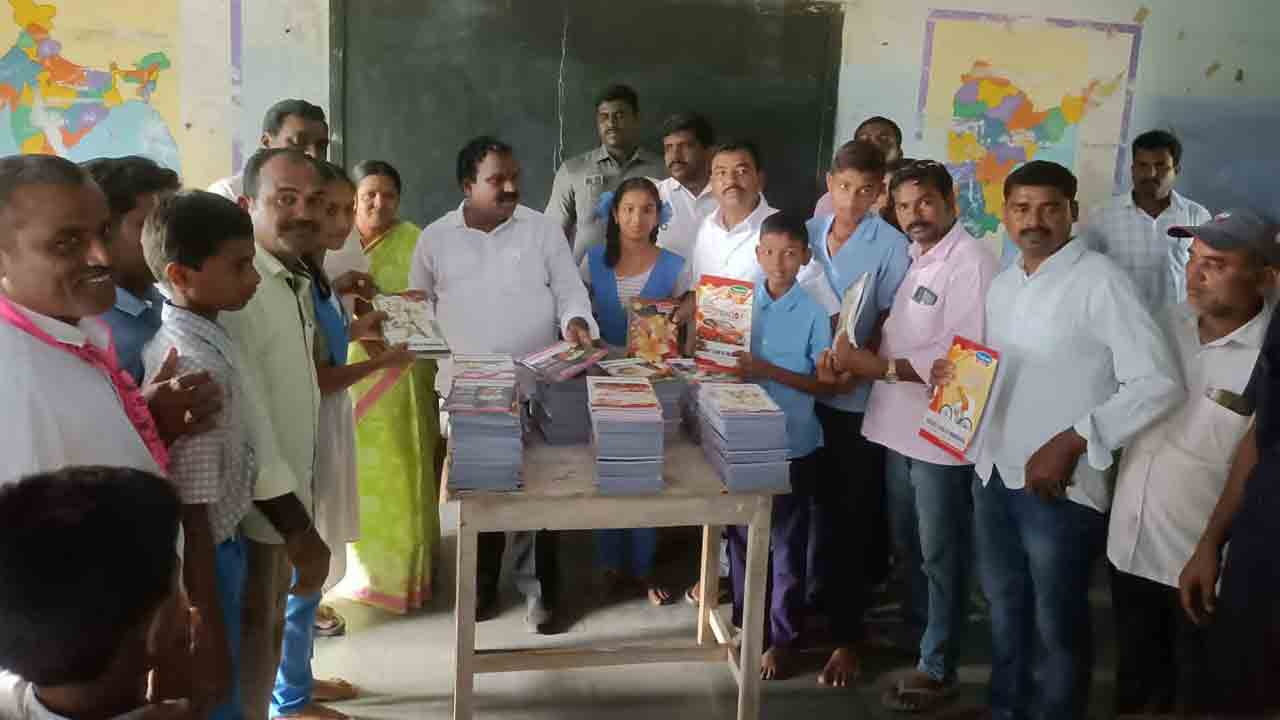 ప్రతి ఒక్కరూ సామాజిక సేవ చేయాలి: అరూరి