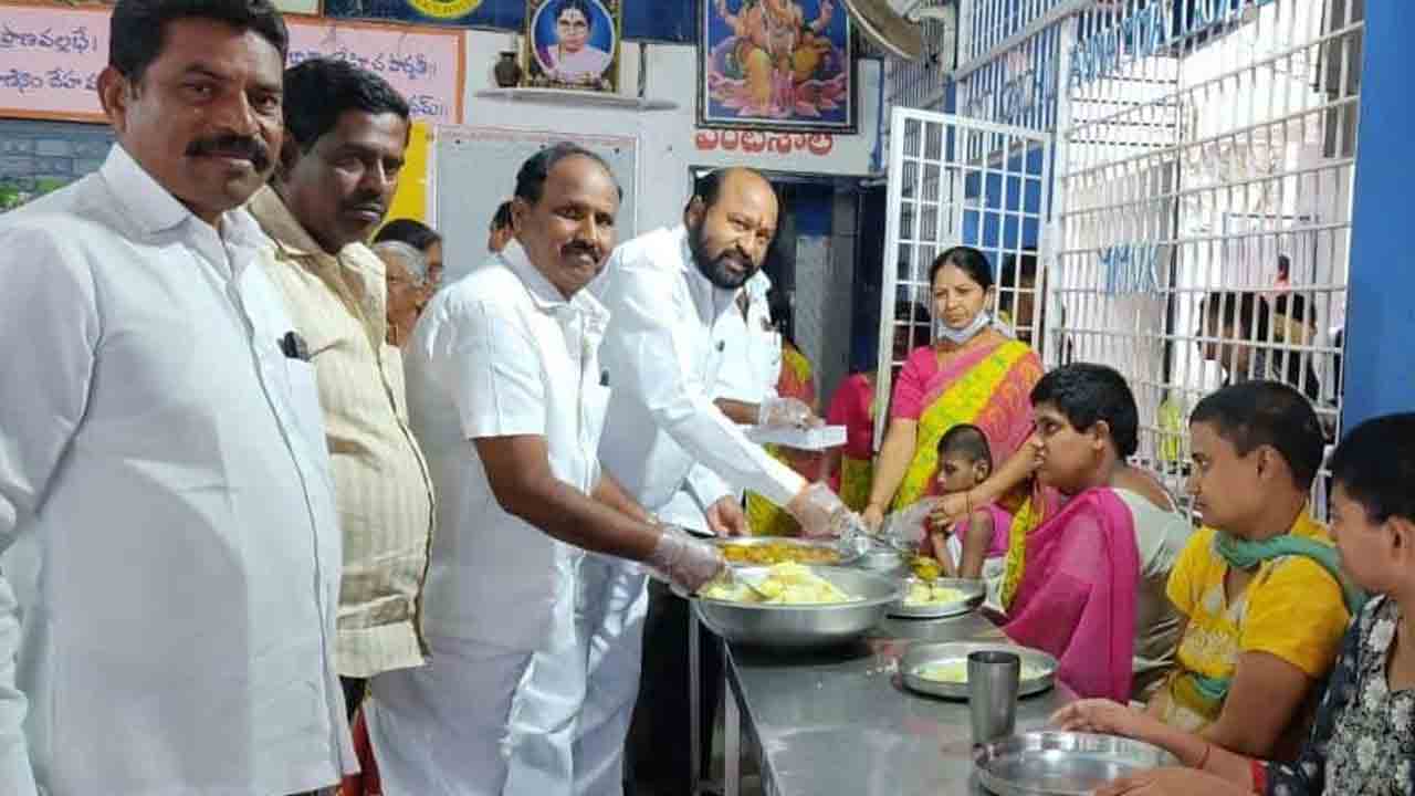 ఘనంగా మంత్రి ఎర్రబెల్లి పుట్టినరోజు వేడుకలు