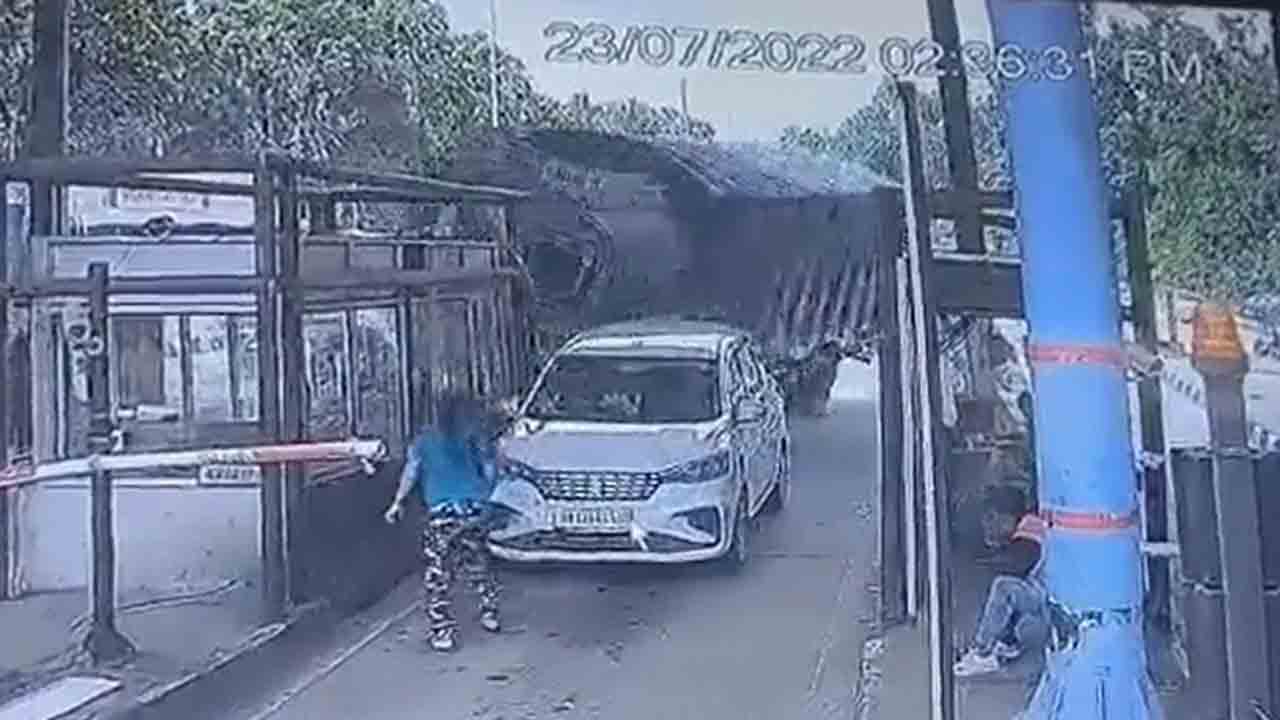 Watch: టోల్ బూత్‌లోకి దూసుకెళ్లిన లారీ… సిబ్బందిని రక్షించిన మహిళ