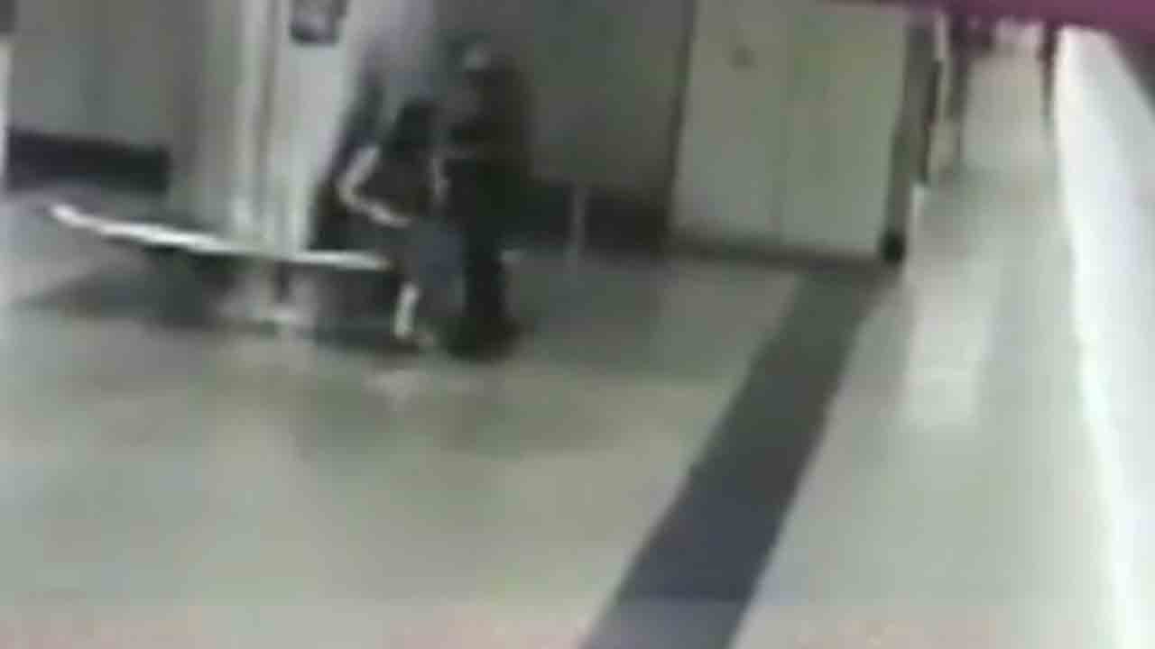 మెట్రో స్టేషన్‌లో మహిళకు లైంగిక వేధింపులు… సీసీటీవీలో రికార్డు