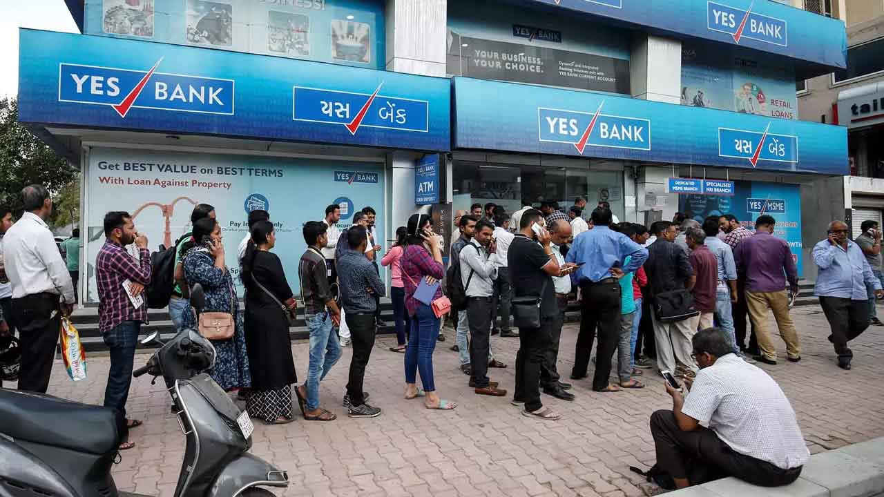రూ.8,898 కోట్ల నిధుల‌ కోసం యెస్‌బ్యాంక్‌లో 10శాతం వాటా విక్ర‌యం!