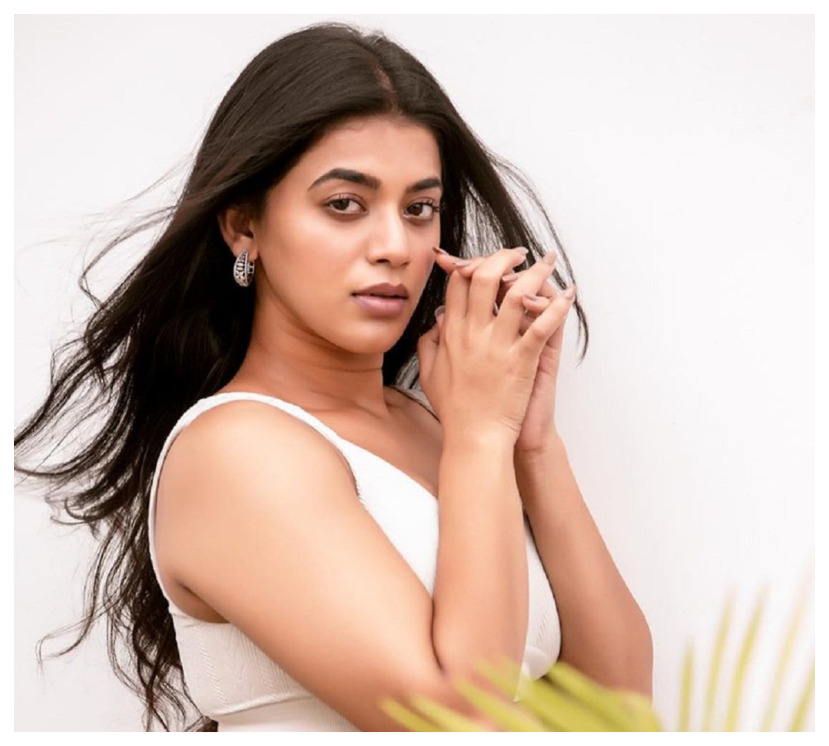 Yamini Bhaskar | యామినీ భాస్కర్ గ్లామ‌ర్‌కు కుర్ర‌కారు ఫిదా..