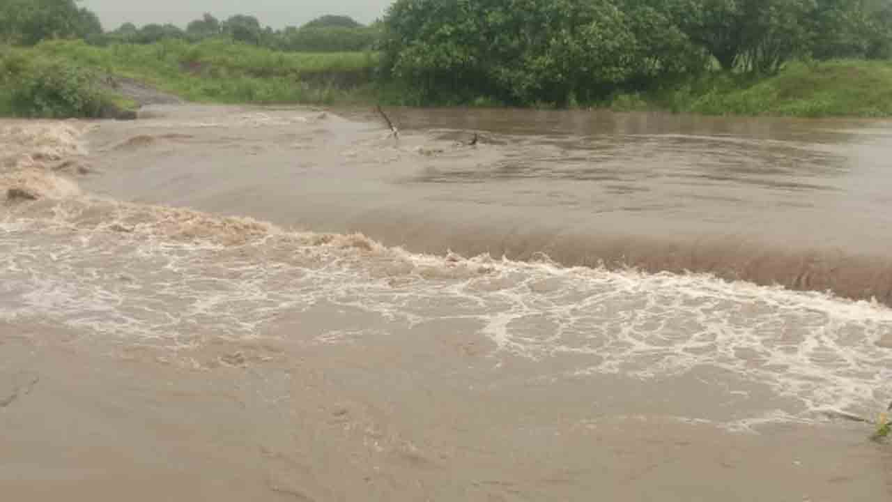 ఆదిలాబాద్‌ జిల్లాలో భారీ వర్షం..పొంగి పొర్లుతున్న వాగులు, వంకలు