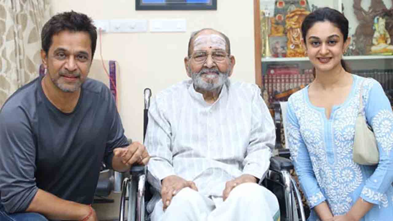 Aishwarya Arjun | టాలీవుడ్ లెజెండ్స్ ను క‌లిసిన తండ్రీకూతుళ్లు..స్పెష‌లేంటంటే..!