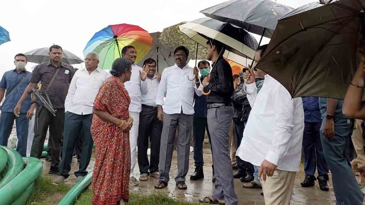 గోదావరి ఉధృతిని పరిశీలించిన మంత్రి పువ్వాడ