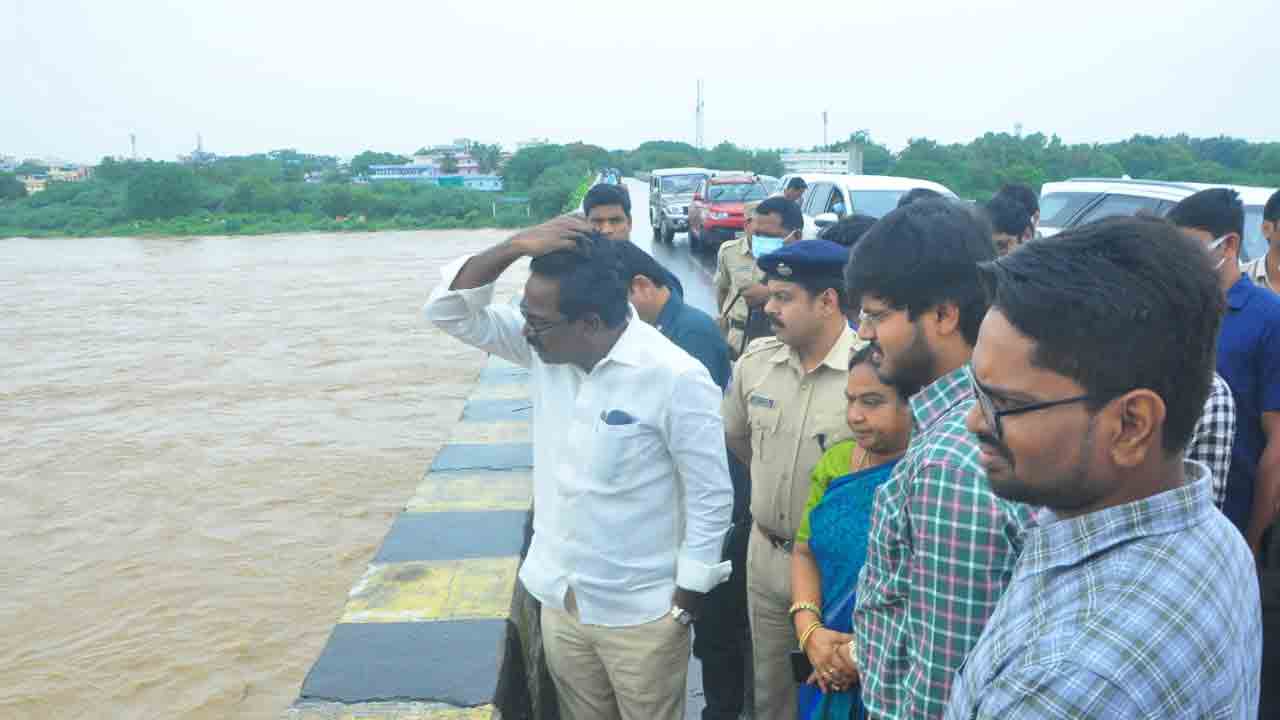 మున్నేరు పరివాహక ప్రాంతాన్ని పరిశీలించిన మంత్రి పువ్వాడ