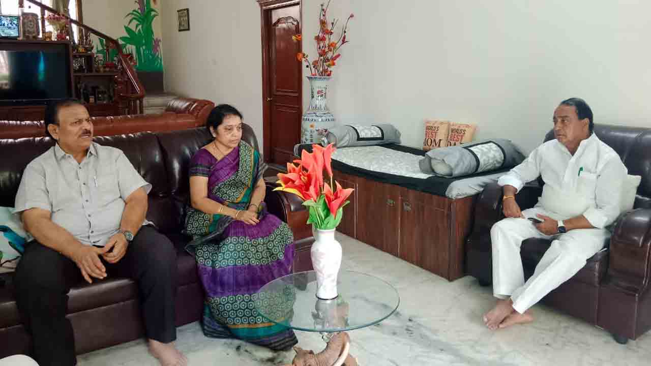 కేంద్ర మాజీ మంత్రి వేణుగోపాల చారిని పరామర్శించిన మంత్రి అల్లోల‌