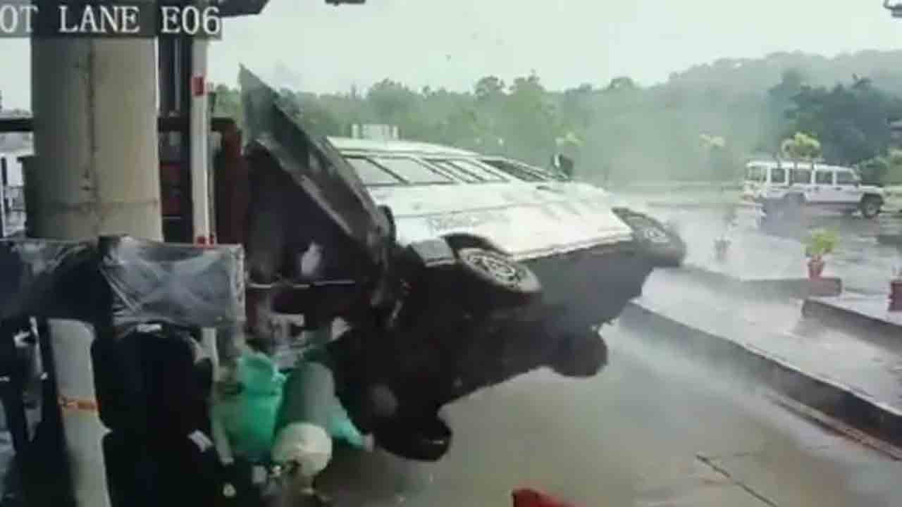 Viral Video: టోల్‌ బూత్‌ను ఢీకొట్టిన అంబులెన్స్‌… రోగితో సహా నలుగురు మృతి