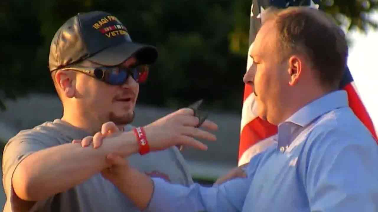 Viral Video: యూఎస్ కాంగ్రెస్ స‌భ్యుడిపై క‌త్తితో దాడికి య‌త్నించిన దుండ‌గుడు!!