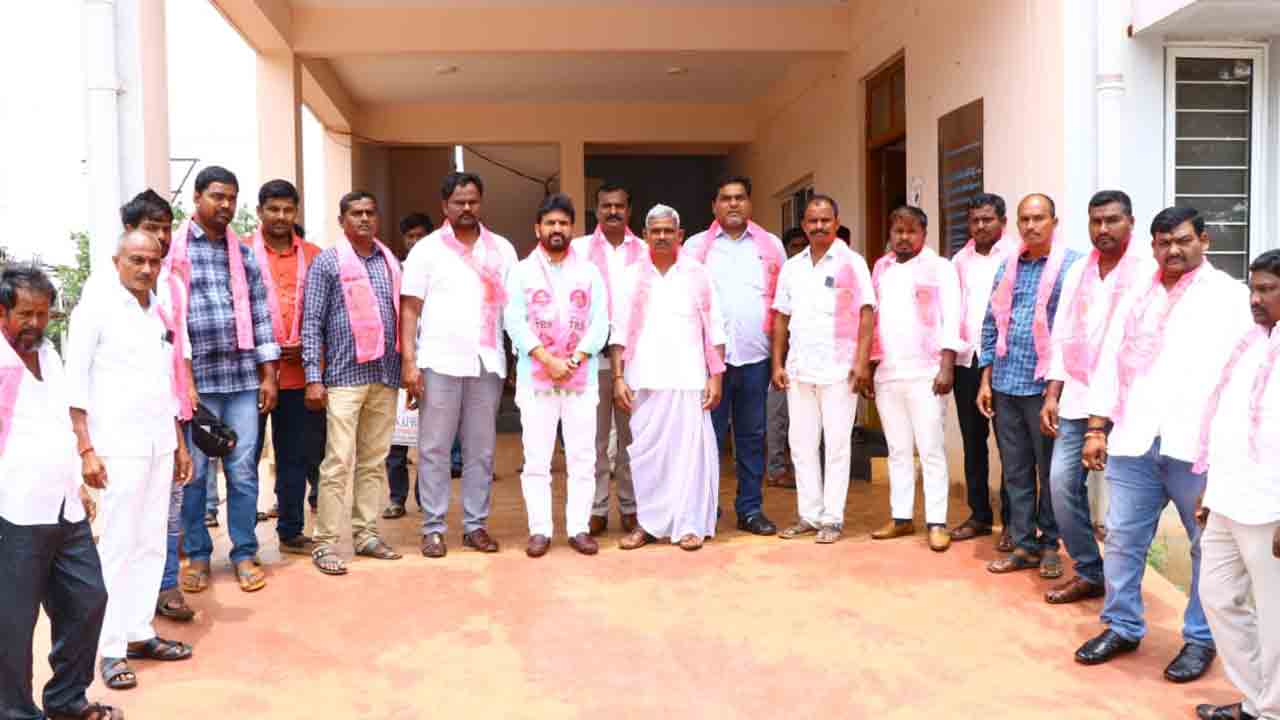 ఎమ్మెల్యే ఆనంద్‌ సమక్షంలో టీఆర్‌ఎస్‌లో చేరికలు