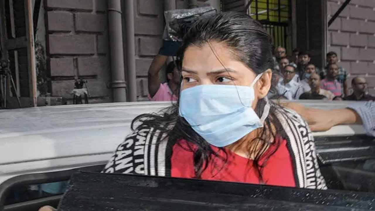 అర్పిత‌కు 4 ల‌గ్జ‌రీ కార్లు.. వాటి నిండా నోట్ల క‌ట్ట‌లే!