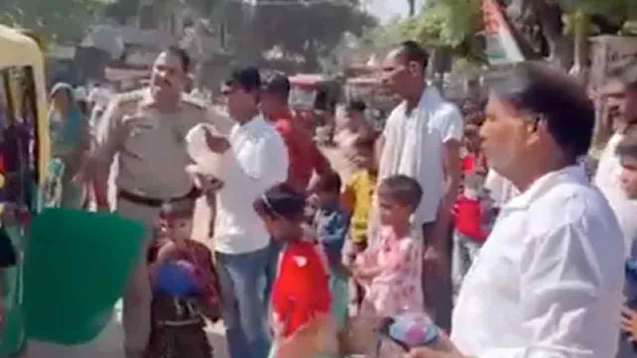 Viral Video: అది ఆటోనా? బస్సా?..అంత మంది ప్యాసింజర్లను చూసి యూపీ పోలీసులు షాక్!!