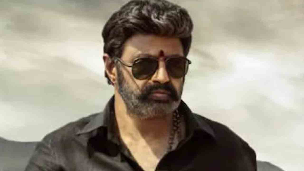 NBK 107 | అభిమానితో క‌లిసి భోజనం చేసిన బాల‌కృష్ణ‌.. వైర‌ల్ అవుతున్న వీడియో