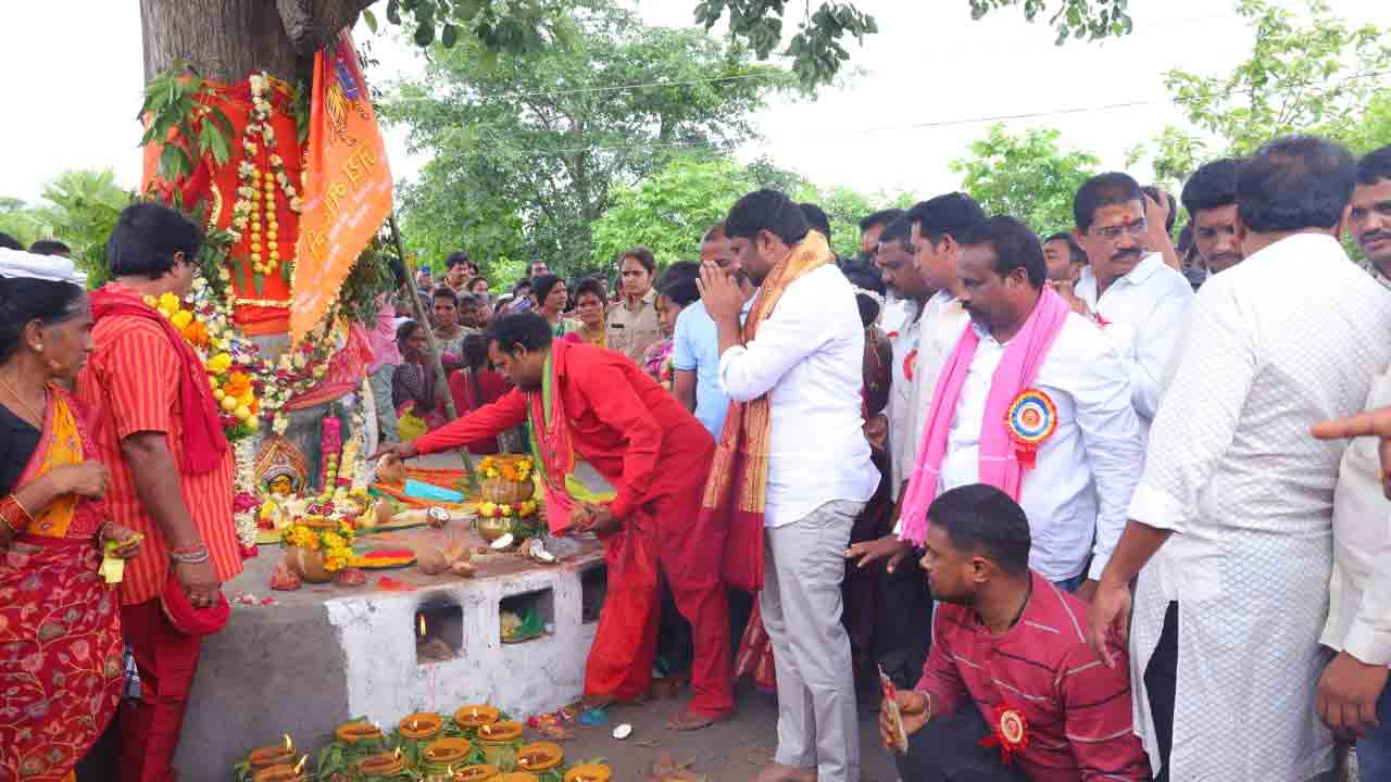 గాంధారి మైసమ్మ తల్లికి బోనం సమర్పించిన ఎమ్మెల్యే బాల్క సుమన్‌