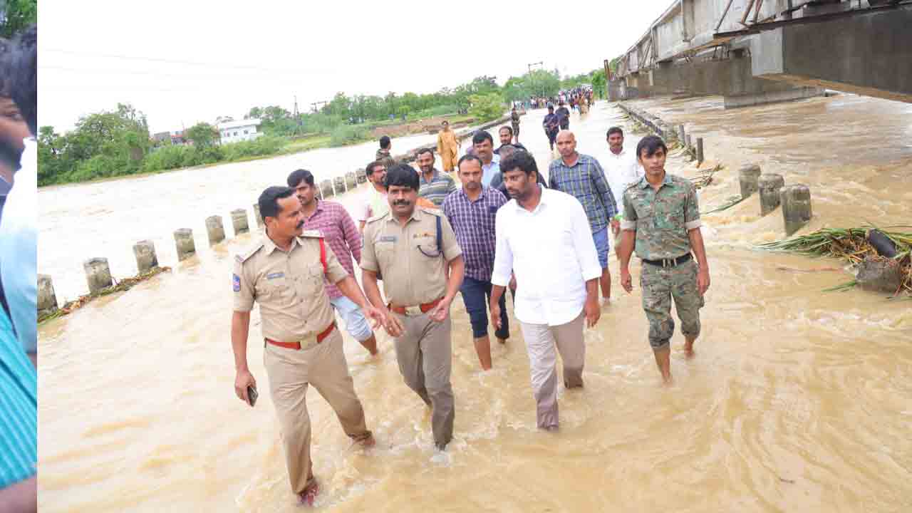 రసూల్ పల్లి వాగును పరిశీలించిన ప్రభుత్వ విప్‌ బాల్క సుమన్‌