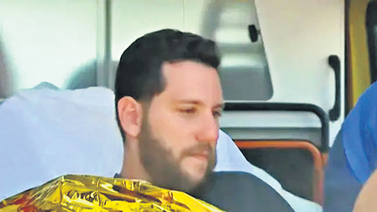 ఫుట్‌బాల్‌ సాయంతో 18 గంటలు కడలిలో..