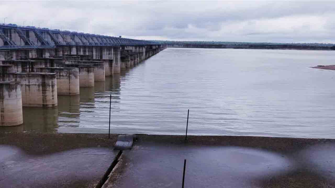 లక్ష్మీ బరాజ్‌కు భారీగా వరద.. 30 గేట్ల ఎత్తివేత