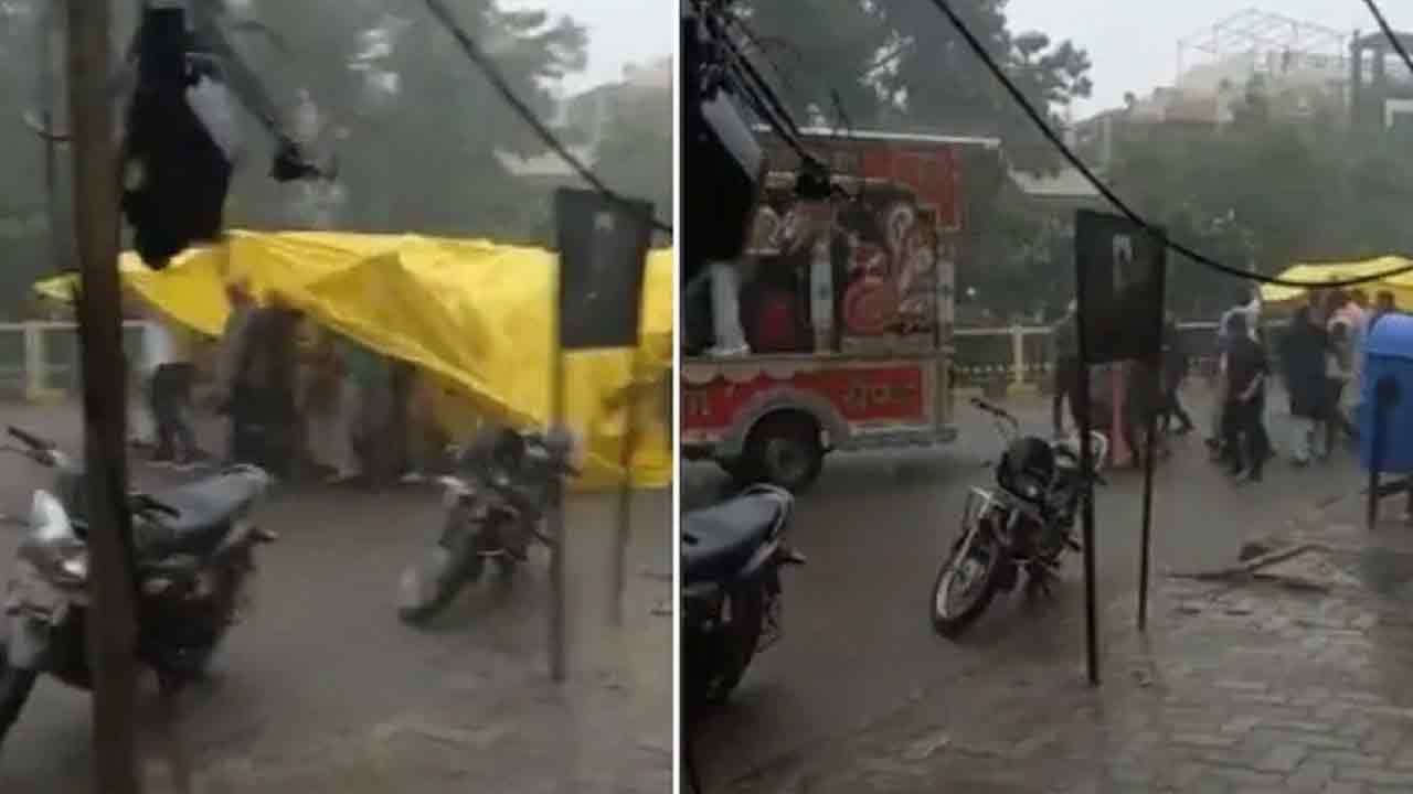 Viral Video: భారీ వ‌ర్షమొచ్చినా త‌గ్గేదే లే.. టార్పాలిన్‌ క‌వ‌ర్ కింద పెళ్లి బ‌రాత్‌!!