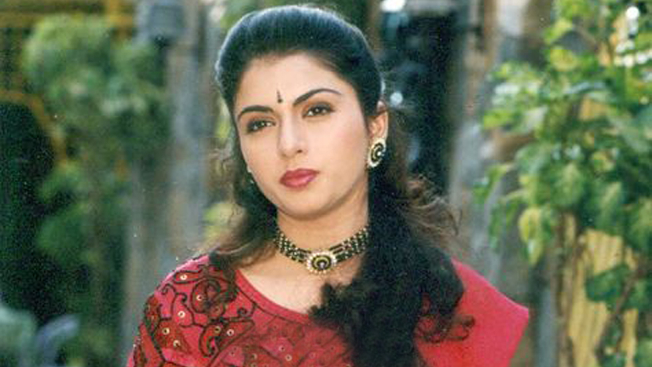 సొంతూరికి వెళ్తే మ‌మ్మ‌ల్ని వింత‌గా చూసేవాళ్లు.. సీక్రెట్ చెప్పిన భాగ్య‌శ్రీ