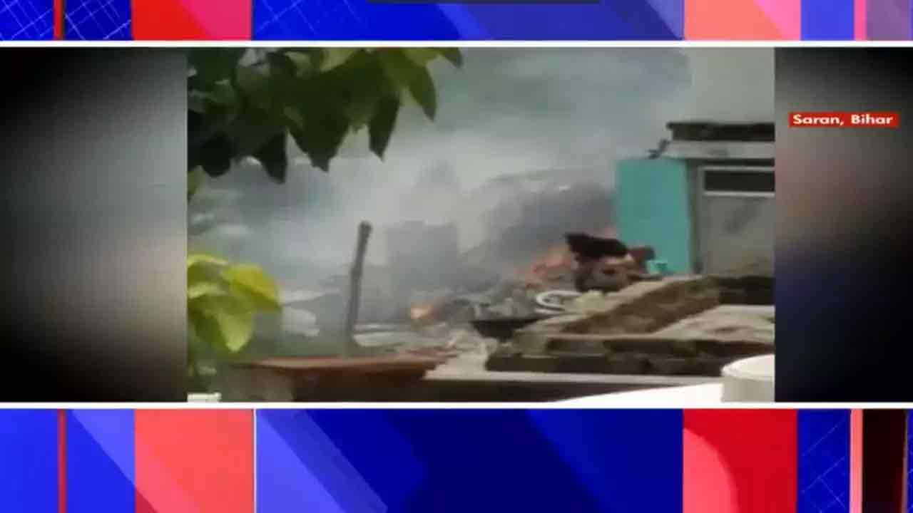 Bihar Explosions | స‌ర‌న్ జిల్లాలో ప‌టాకులు పేలి ఆరుగురు మృతి