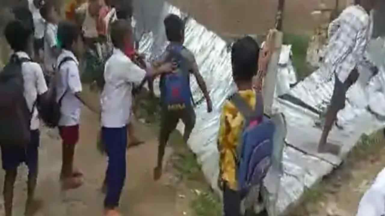 Viral video:  బీహార్‌లో షాకింగ్ ఘ‌ట‌న‌.. మ‌ధ్యాహ్న భోజ‌నం పెట్ట‌డం లేద‌ని స్కూల్‌ను ధ్వంసం చేసిన విద్యార్థులు..!!