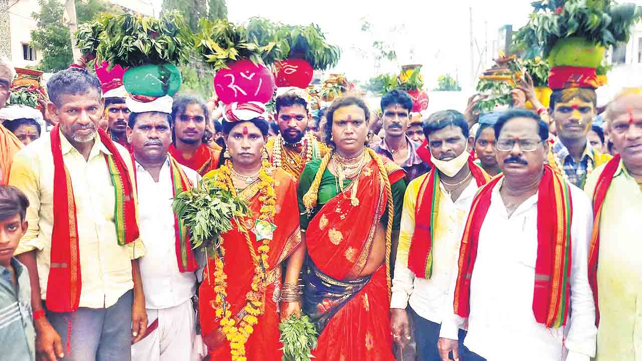 ఊరూరా బోనాల సందడి