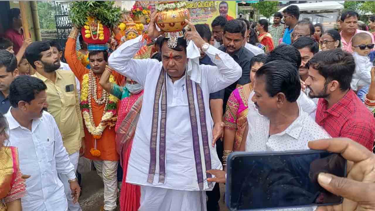 Kamareddy | బోనమెత్తిన స్పీకర్‌ పోచారం శ్రీనివాస్‌ రెడ్డి