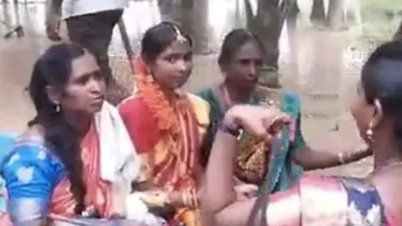 Viral video:  భారీ వ‌ర్షం కురిసినా..వ‌ర‌ద‌లు పారినా త‌గ్గేదే లే.. వరుడి ఇంటికి ప‌డ‌వ‌లో వెళ్లిన వ‌ధువు!!