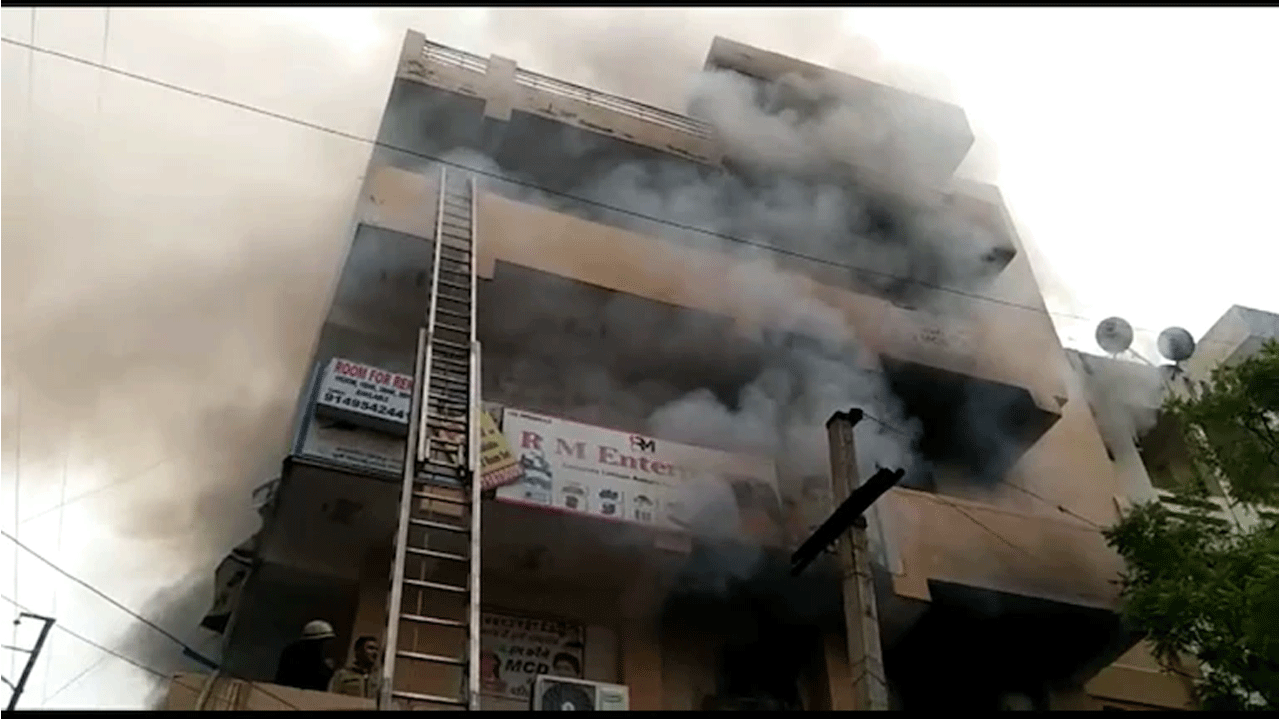 భారీ అగ్నిప్ర‌మాదం : మంట‌ల్లో చిక్కుకున్న బ‌హుళ అంత‌స్తుల భ‌వ‌నం!