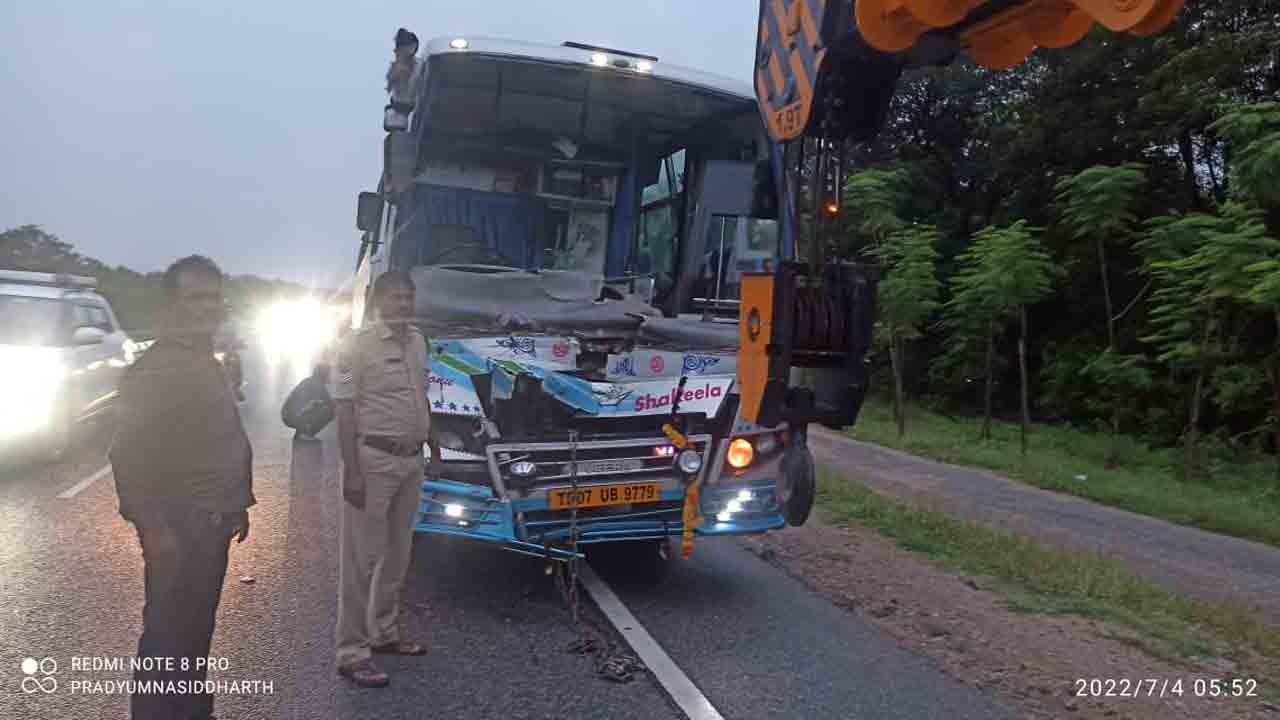 లారీని ఢీ కొట్టిన ప్రైవేట్‌ ట్రావెల్‌ బస్సు..తప్పిన ప్రమాదం