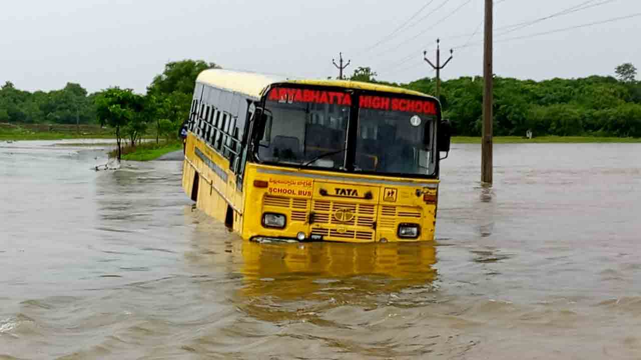 మహబూబాబాద్ జిల్లాలో.. వరదలో చిక్కుకున్న స్కూల్‌ బస్‌
