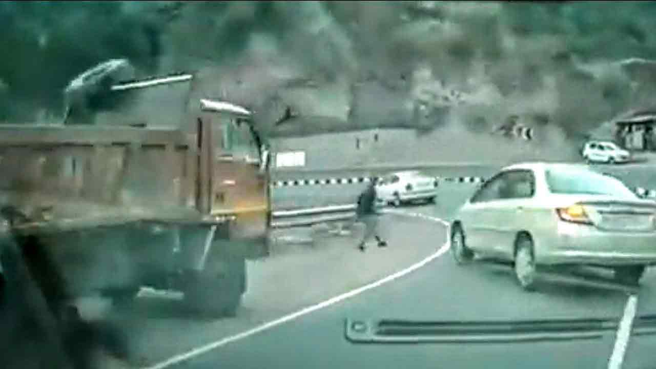 Viral video: జాతీయ ర‌హ‌దారిపై ప్ర‌మాద‌క‌రంగా స్టంట్.. డివైడ‌ర్‌పైనుంచి ఎగిరిప‌డ్డ కారు!!