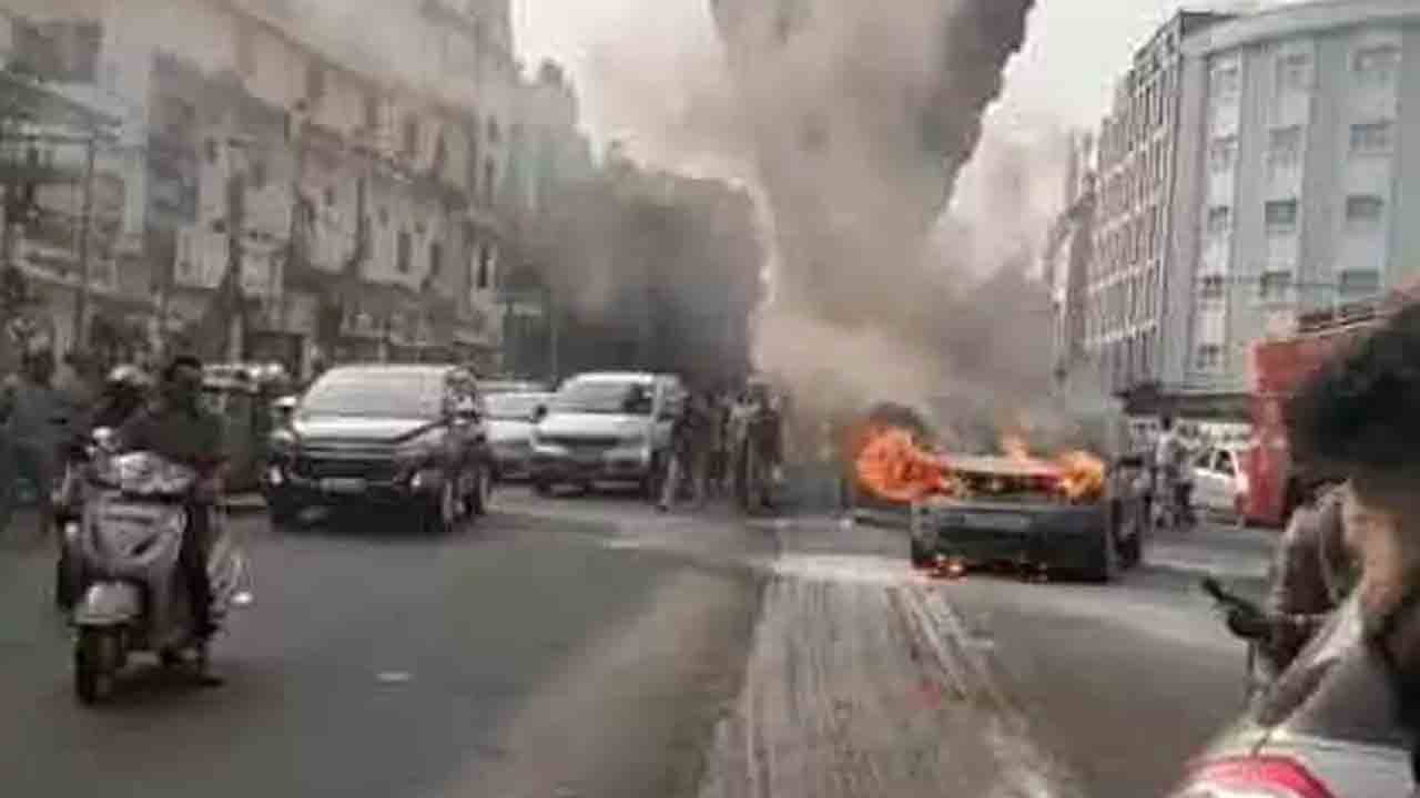 తప్పిన ప్రమాదం.. హైటెక్‌ సిటీ వద్ద కారులో చెలరేగిన మంటలు