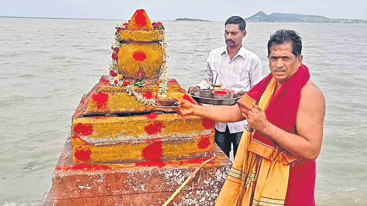 బోటులో వెళ్లి సంగమేశ్వరుడికి పూజలు